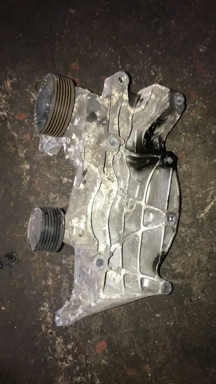 BMW 3 E90 E91 (2005 - 2012) 7802639 Кронштейн генератора — фото 2