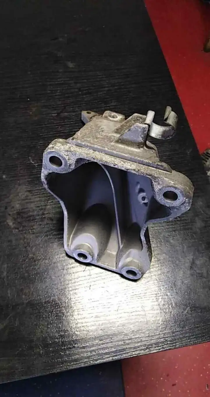 BMW 3 E90 E91 (2005 - 2012) 6781916 Кронштейн двигателя — фото 1