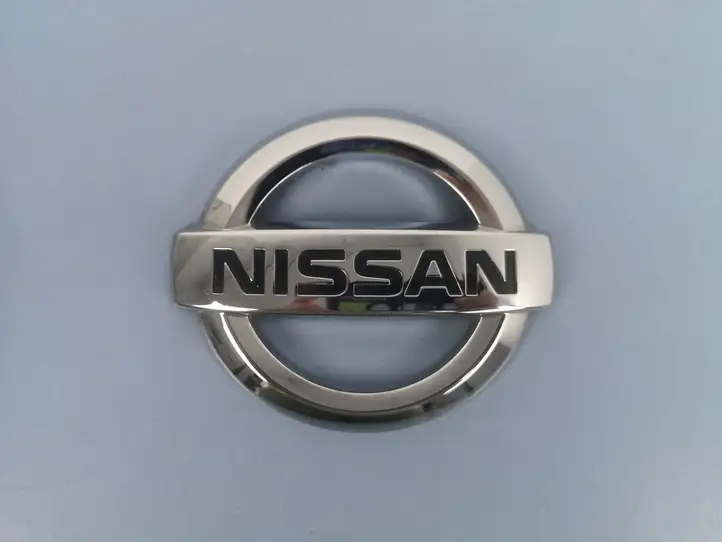 Nissan Note (E12) (2014 - 2018) 908903VA0A Эмблема производителя — фото 1