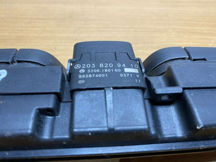 Mercedes-Benz C W203 (2000 - 2007)  2038209410 Кнопка крюка в багажнике