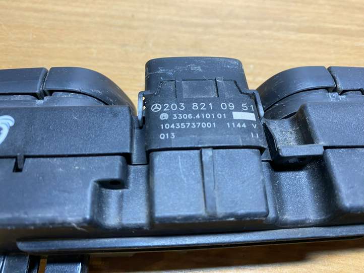 Mercedes-Benz C W203 (2000 - 2007)  2038210951 Кнопка крюка в багажнике