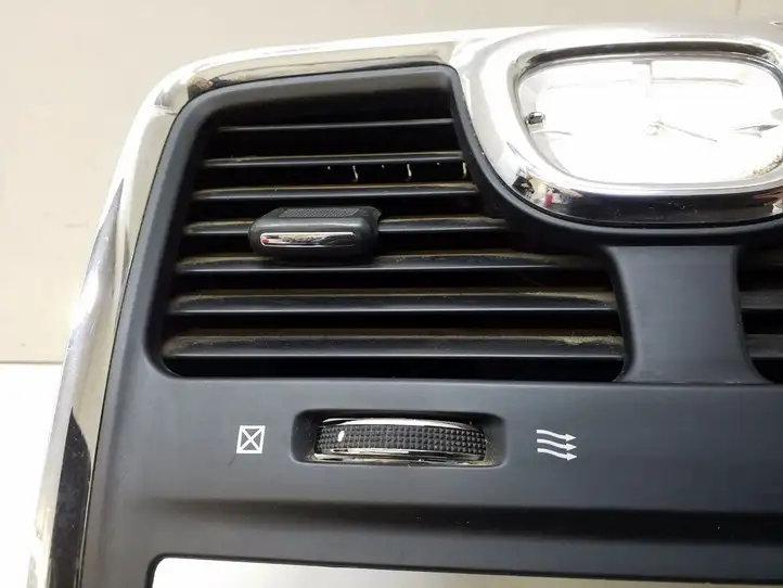 Chrysler Town & Country V (2010 - 2016) 68110973AC Центральный воздушный дефлектор — фото 7