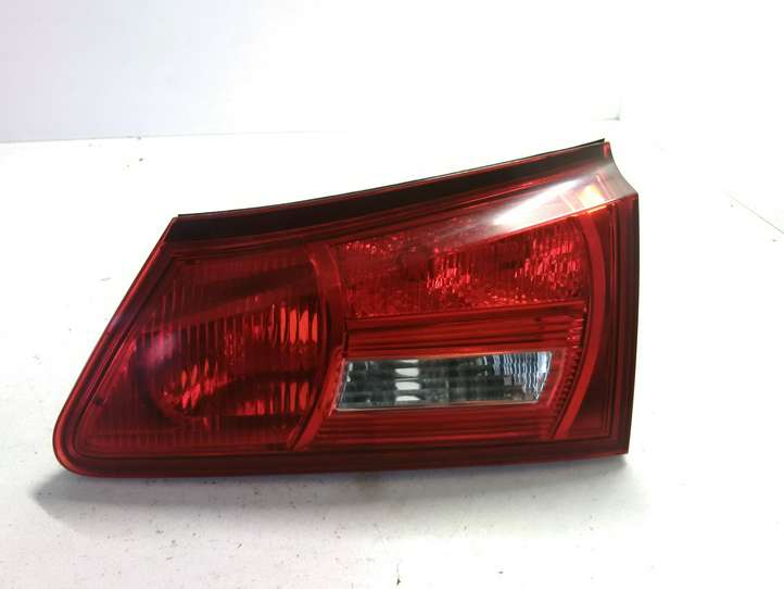 Lexus IS 220 (2005 - 2010)   Задний фонарь в крышке багажника