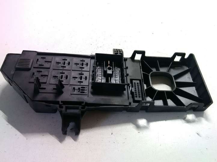 Opel Vectra (2002 - 2005)  13181983 Блок предохранителей