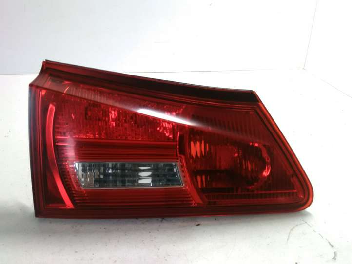 Lexus IS 220 (2005 - 2010)   Задний фонарь в крышке багажника