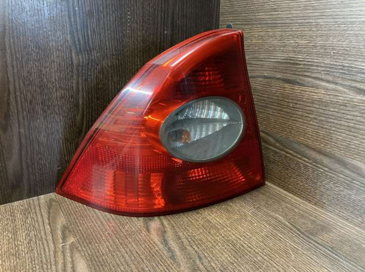 Ford Focus (2005 - 2008)  5M5113405B Задний фонарь в кузове