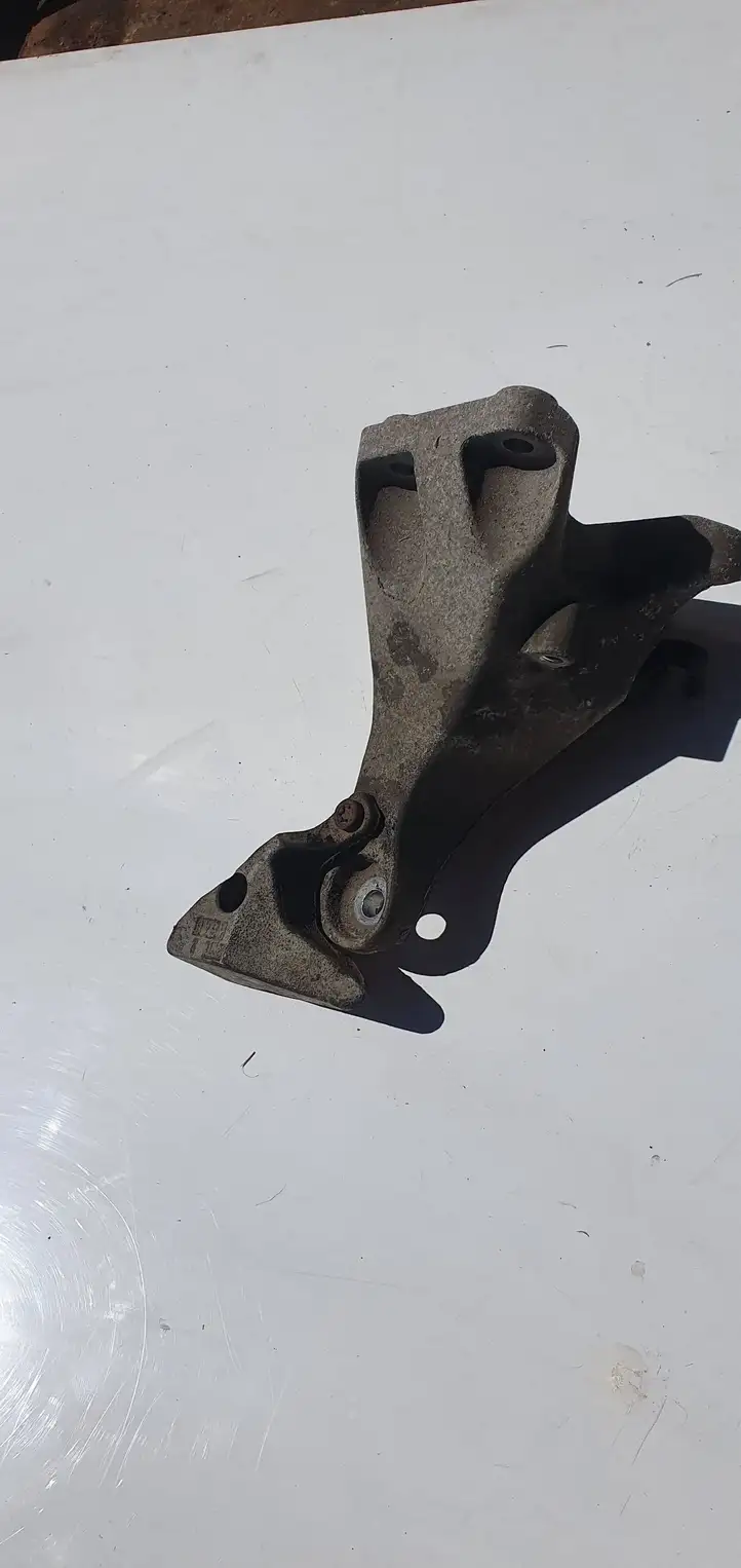 BMW 3 E90 E91 (2005 - 2012) 6781916 Кронштейн двигателя — фото 3