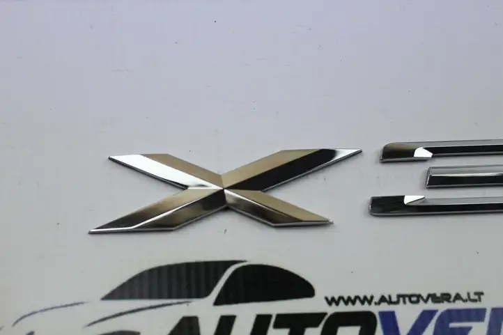 BMW X3 E83 (2003 - 2010) Эмблема производителя — фото 2