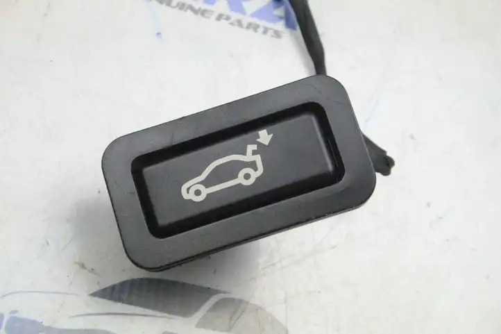 BMW X5 E70 (2006 - 2013) 8375580 Кнопка закрытия багажника — фото 3