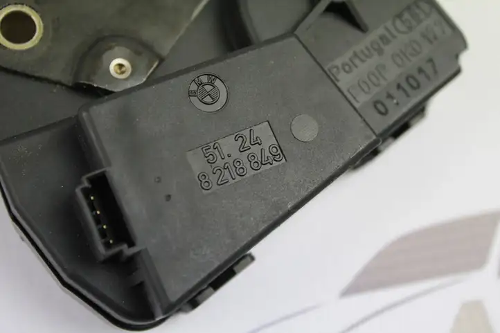 BMW 3 E46 (1998 - 2005) 8218849 Замок заднего стекла — фото 2