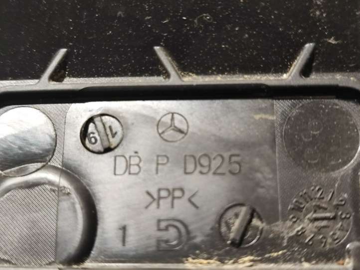 Mercedes-Benz C W205 (2014 - 2021)  DBPD925 Крышка ящика предохранителей