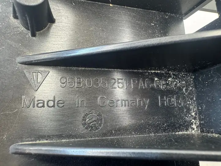 Porsche Macan (95B) (2019 - ) 95B035251 Кронштейн усилителя звука — фото 2