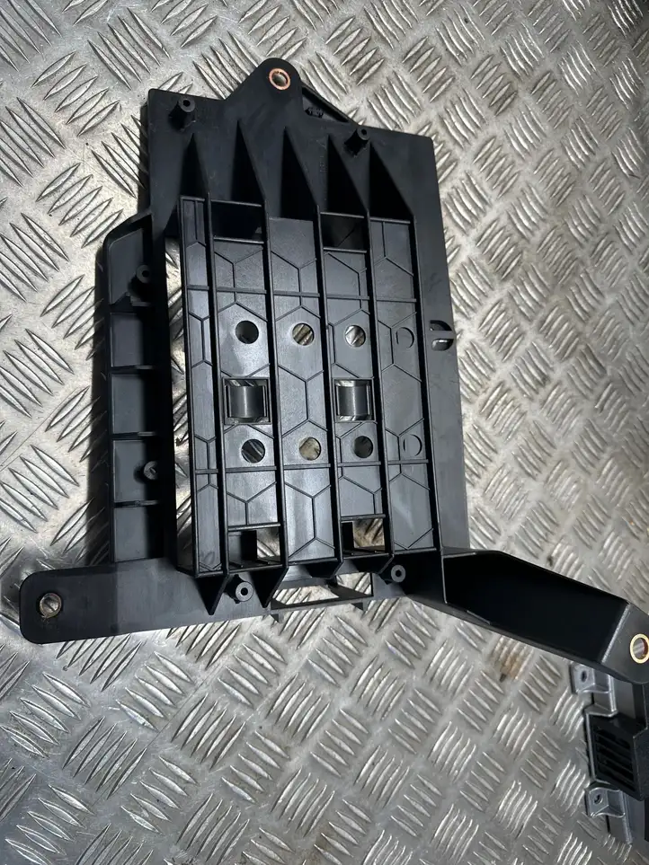 Porsche Macan (95B) (2014 - 2018) 95B035251a Кронштейн усилителя звука — фото 2