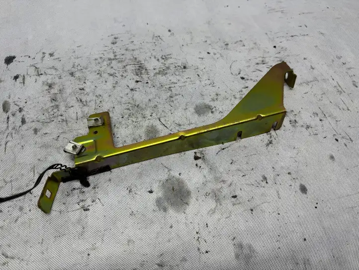 BMW 5 E39 (1996 - 2003) 8361458 Кронштейн усилителя звука — фото 1