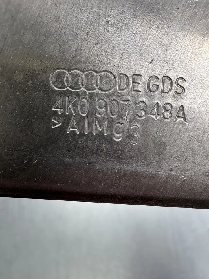 Audi A6 (2018 - )  4K0907348A Держатель / кронштейн усилителя звука