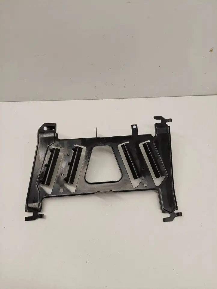 BMW 3 F30 F35 F31 (2012 - 2018) 23310110 Кронштейн усилителя звука — фото 1