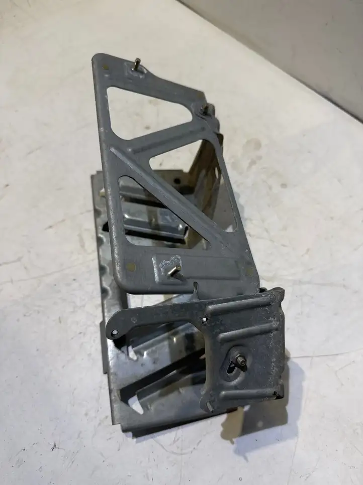 BMW 5 F10 F11 (2009 - 2016) 9186477 Кронштейн усилителя звука — фото 4