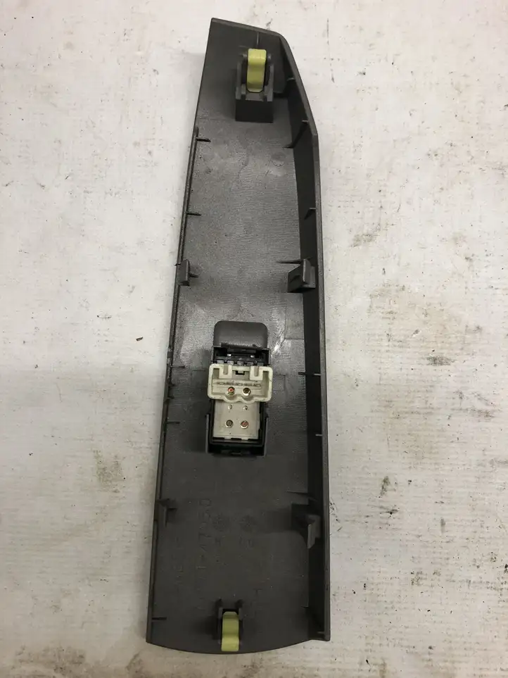 Toyota Prius (XW20) (2003 - 2009) Накладка кнопки стеклоподъемника — фото 1