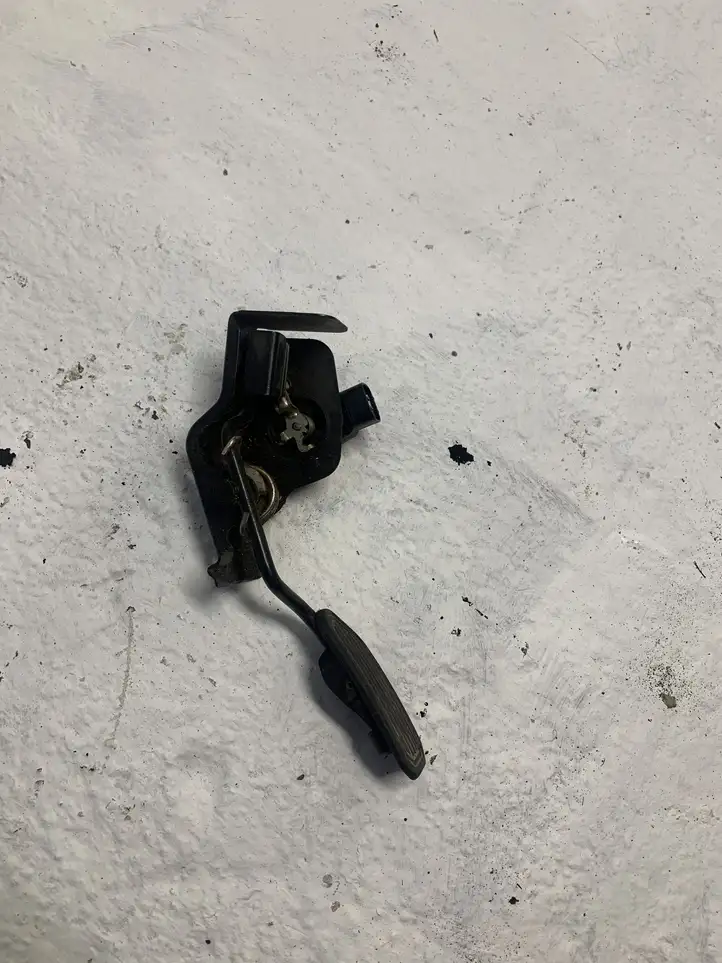 Toyota Corolla Verso AR10 (2004 - 2009) 8928152011 Педаль акселератора — фото 1