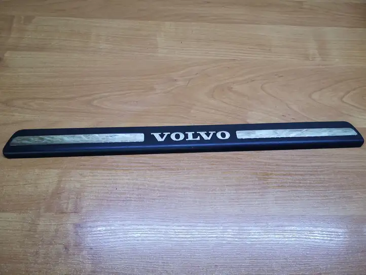 Volvo S60 (2010 - 2013) 8659960 Внутренняя отделка переднего порога — фото 1