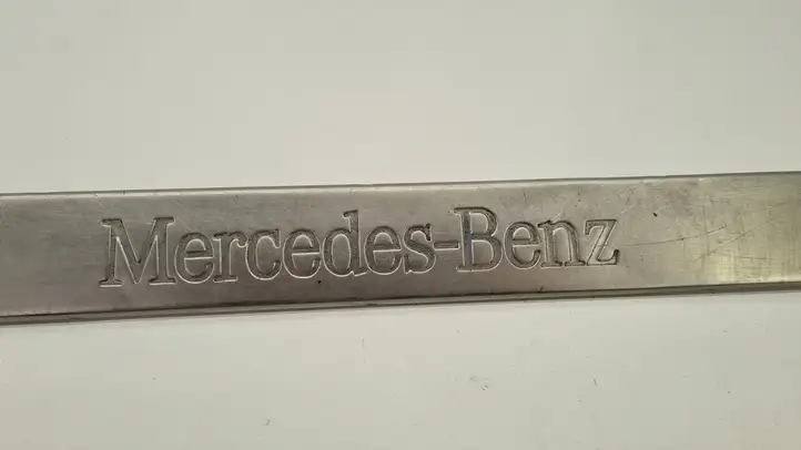 Mercedes-Benz ML W163 (1997 - 2005) A1636860720 Внутренняя отделка переднего порога — фото 3