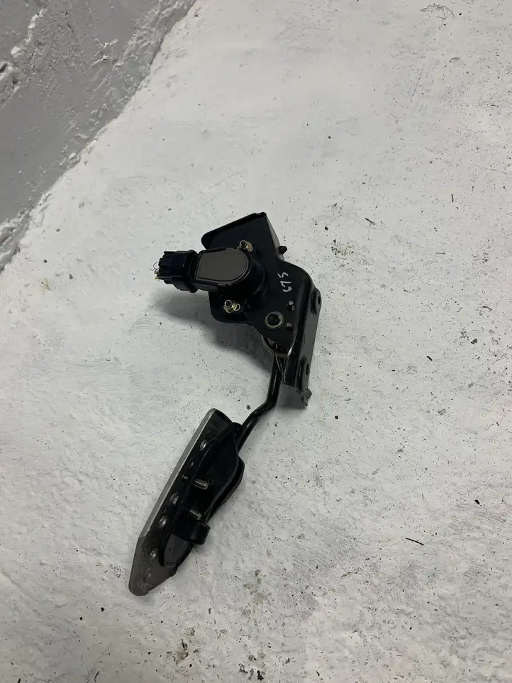 Toyota Corolla Verso AR10 (2004 - 2009) 8928153011 Педаль акселератора — фото 2