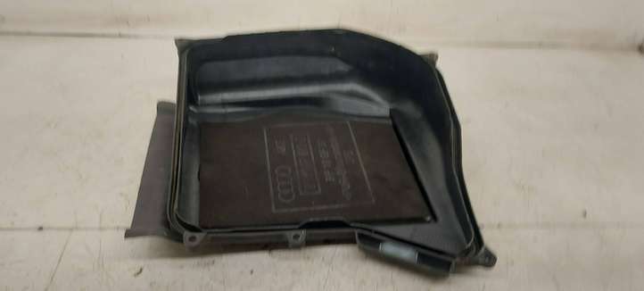 Audi A4 (2000 - 2006)  8E1307613D Крышка ящика предохранителей