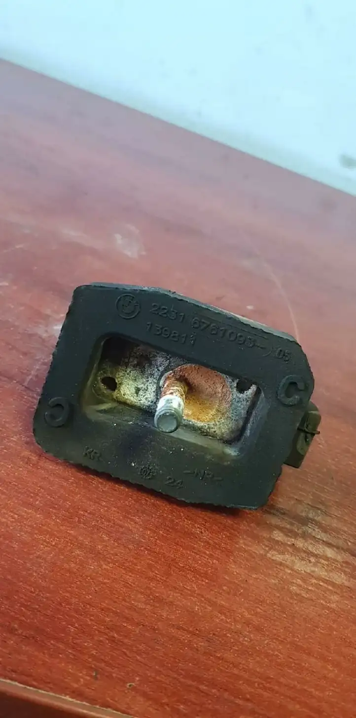 BMW 5 E60 E61 (2004 - 2010) 6761093 Подушка КПП — фото 1