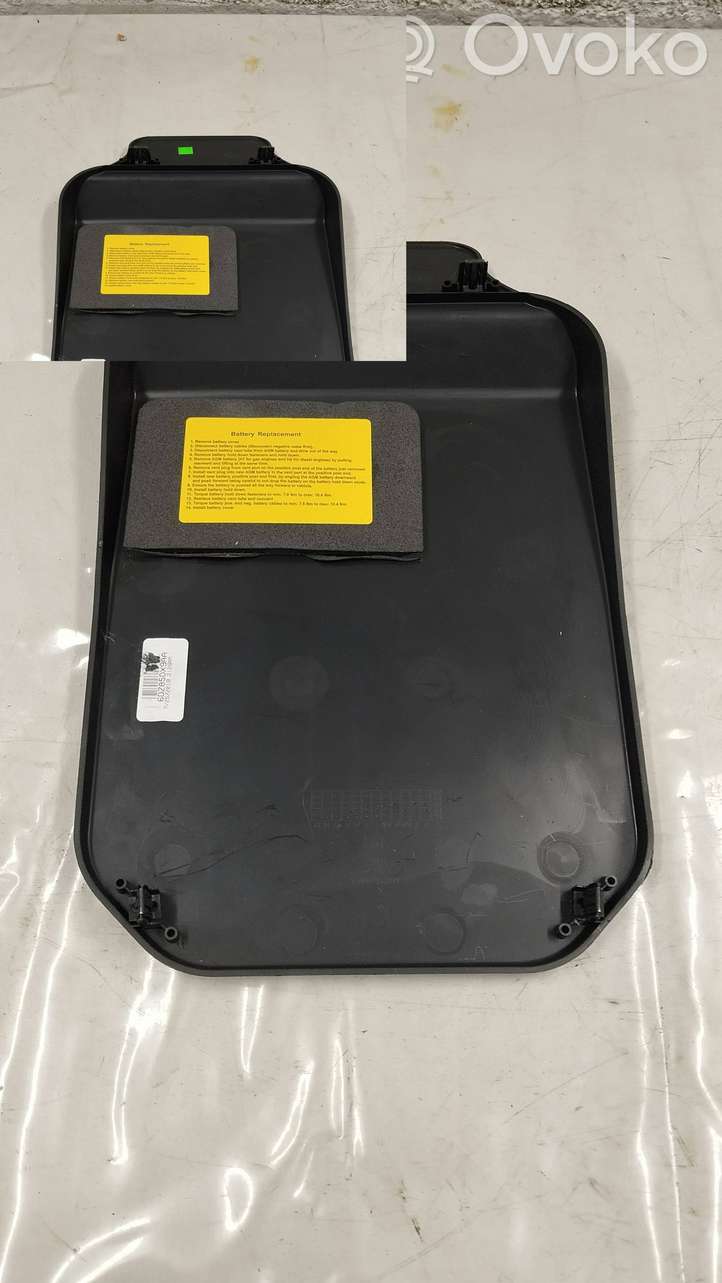 Jeep Grand Cherokee (2010 - 2021)  6dz85dx9aa Крышка ящика аккумулятора