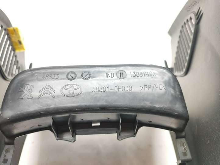 Toyota Aygo (2014 - 2018)  58801-0H030 Подлокотник