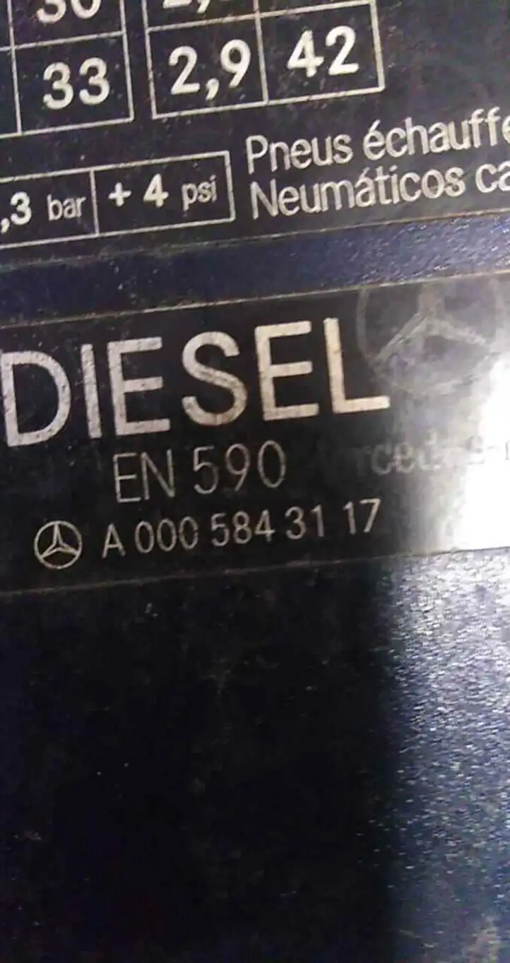 Mercedes-Benz C W203 (2000 - 2007) A0005843117 Крышка топливного бака — фото 2