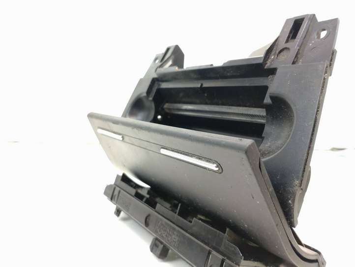 Audi A4 (2004 - 2009)  8e0857951 Пепельница