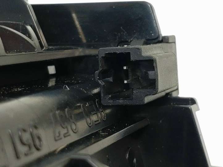 Audi A4 (2004 - 2009)  8e0857951 Пепельница