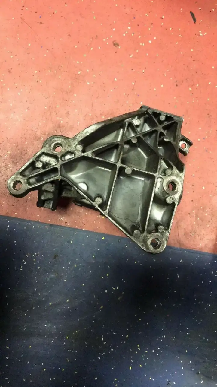 BMW 3 E90 E91 (2005 - 2012) 6760309 Кронштейн двигателя — фото 2