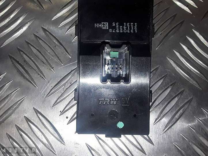 Opel Astra (2009 - 2012)  13305978 Кнопка стеклоподъемников