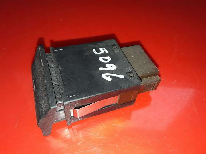 Skoda Octavia Mk1 (1U) (1996 - 2004)  1U0959621A Включатель обогрева стекла с помощью электричества