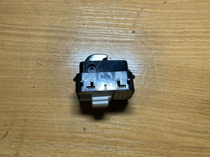 Mercedes-Benz C W205 (2014 - 2021)  A2059051613 Кнопка крюка в багажнике