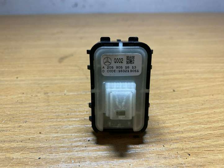 Mercedes-Benz C W205 (2014 - 2021)  A2059051613 Кнопка крюка в багажнике
