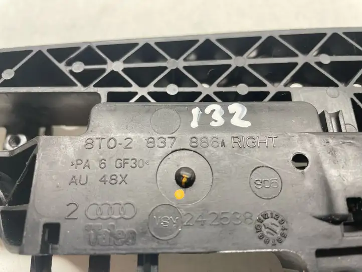 Audi A4 S4 B8 8K (2007 - 2011) Крепление наружной ручки передней двери — фото 2