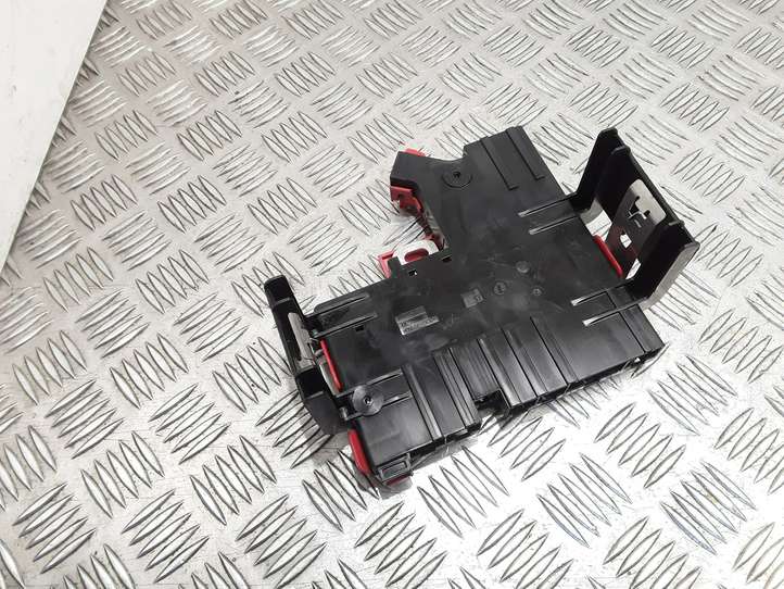 BMW 5 F10 F11 (2009 - 2016)  9240490 Узел подключения плюсовых проводов