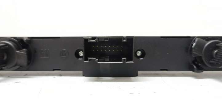 Opel Astra (2004 - 2009)  03758075 Включатель аварийных фонарей