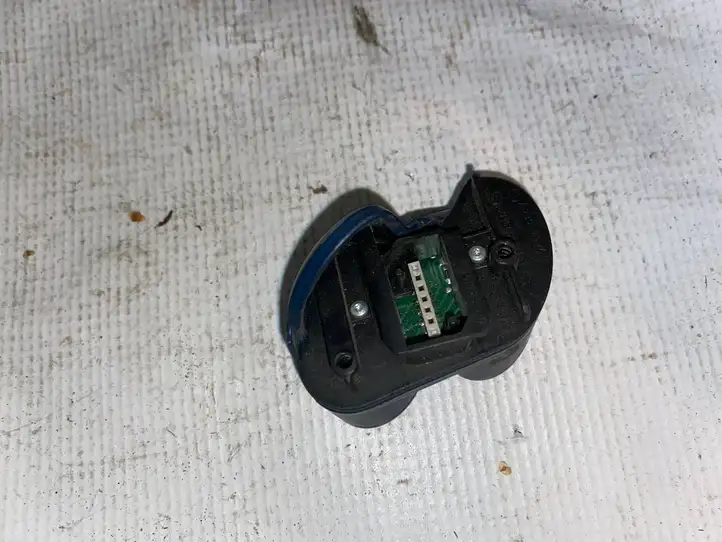Mercedes-Benz CLS C219 (2003 - 2011) a2308202410 Кнопки на рулевом колесе — фото 3