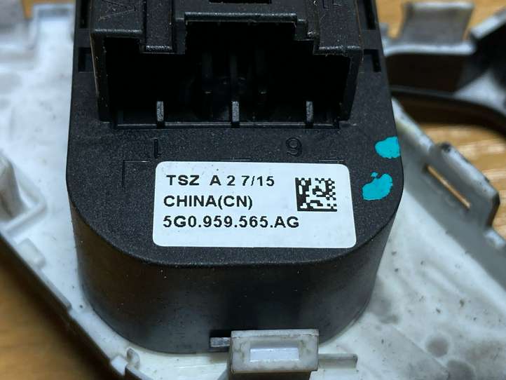 Volkswagen Golf VII (2013 - 2019)  5G0959565 Кнопка крюка в багажнике