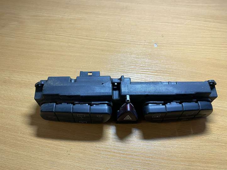 Mercedes-Benz C W203 (2000 - 2007)  2038219058 Кнопка крюка в багажнике