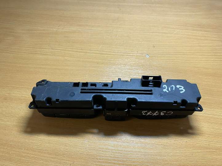 Mercedes-Benz C W203 (2000 - 2007)  2038219058 Кнопка крюка в багажнике
