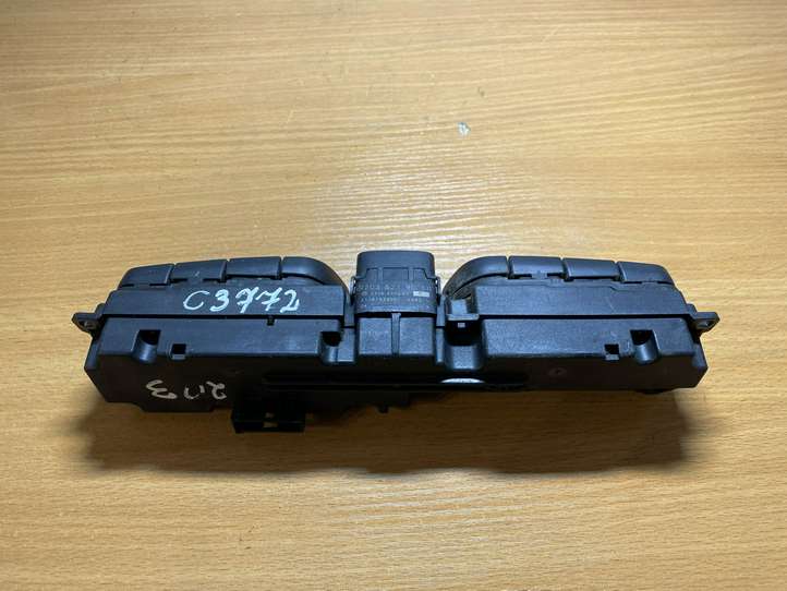 Mercedes-Benz C W203 (2000 - 2007)  2038219058 Кнопка крюка в багажнике