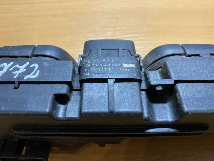 Mercedes-Benz C W203 (2000 - 2007)  2038219058 Кнопка крюка в багажнике