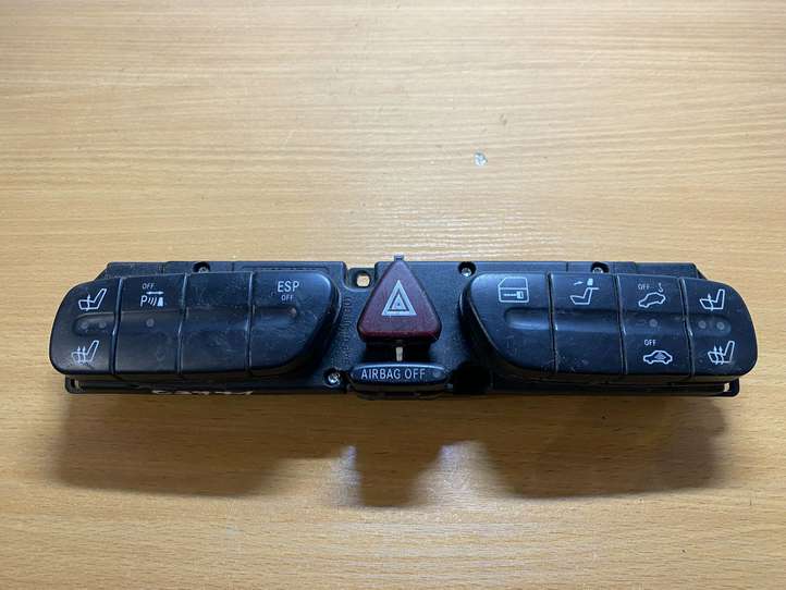 Mercedes-Benz C W203 (2000 - 2007)  2038216758 Кнопка крюка в багажнике