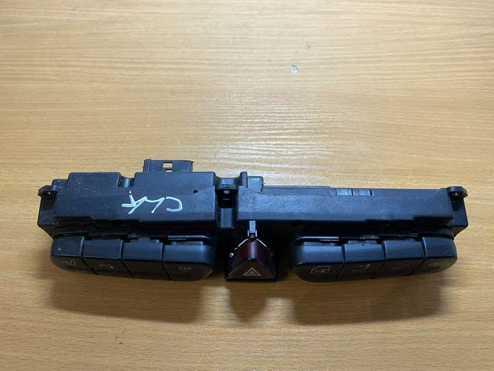 Mercedes-Benz C W203 (2000 - 2007)  2038216758 Кнопка крюка в багажнике