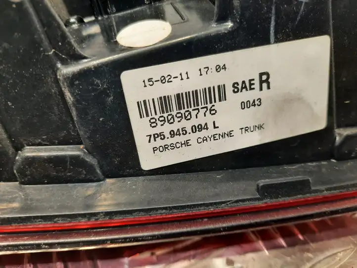 Porsche Cayenne (92A) (2011 - 2017) 7P5945094L Задний фонарь в крышке багажника — фото 3